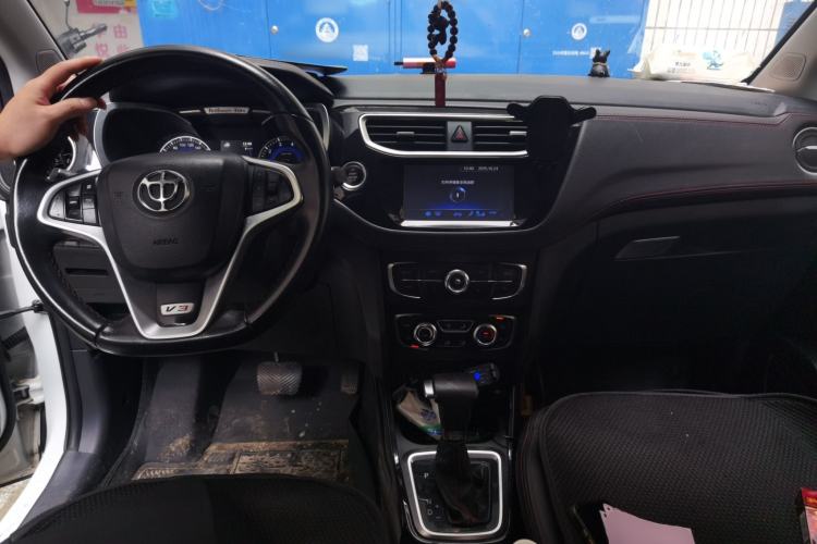 Used Brilliance V3 2016 1.5T Automatic Flagship Model Center Console