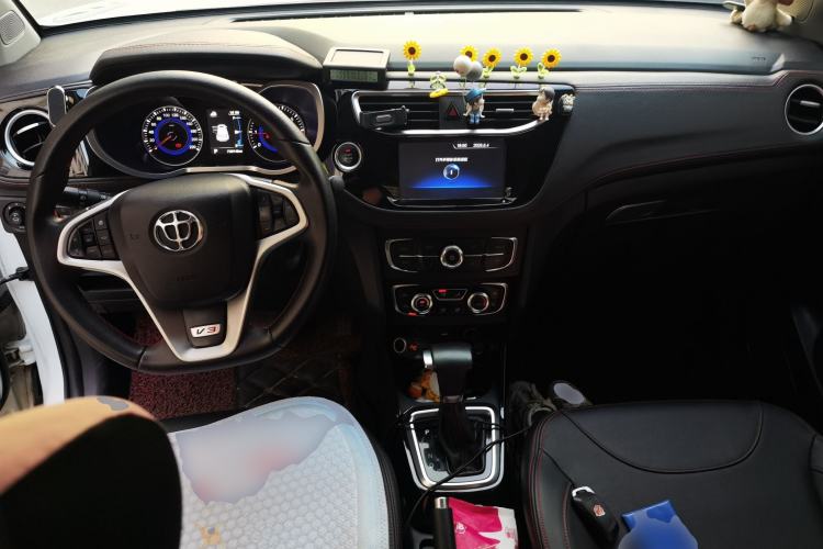 Used Brilliance V3 2016 1.5T Automatic Flagship Model Center Console