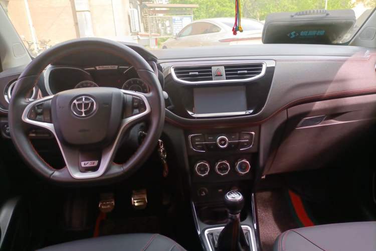 Used Brilliance V3 2016 1.5L Manual Elite Version Center Console