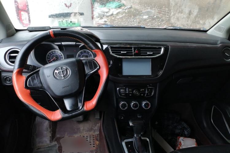 Used Brilliance V3 2016 1.5L Automatic Comfort Model Center Console