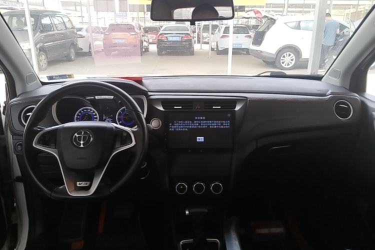 Used Brilliance V3 2016 1.5L Automatic Comfort Model Center Console