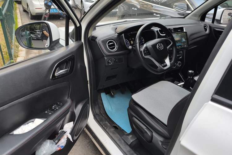 Used Brilliance V3 2016 1.5L Manual Smart Version Driver Seat