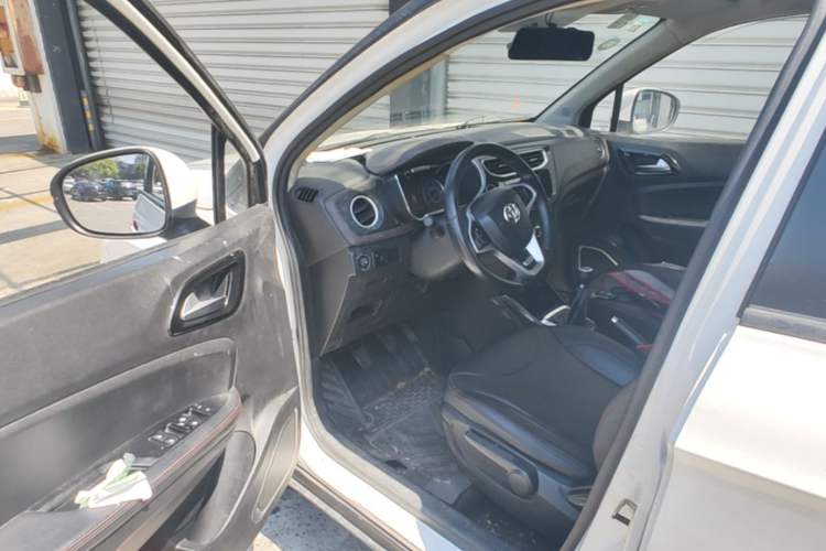 Used Brilliance V3 2016 1.5L Manual Smart Version Driver Seat