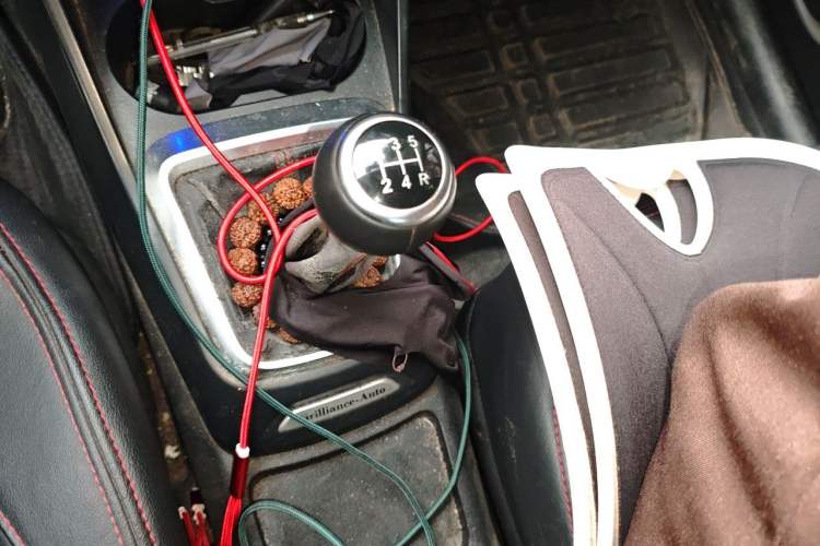 Used Brilliance V3 2016 1.5L Manual Comfort Model Gear Lever