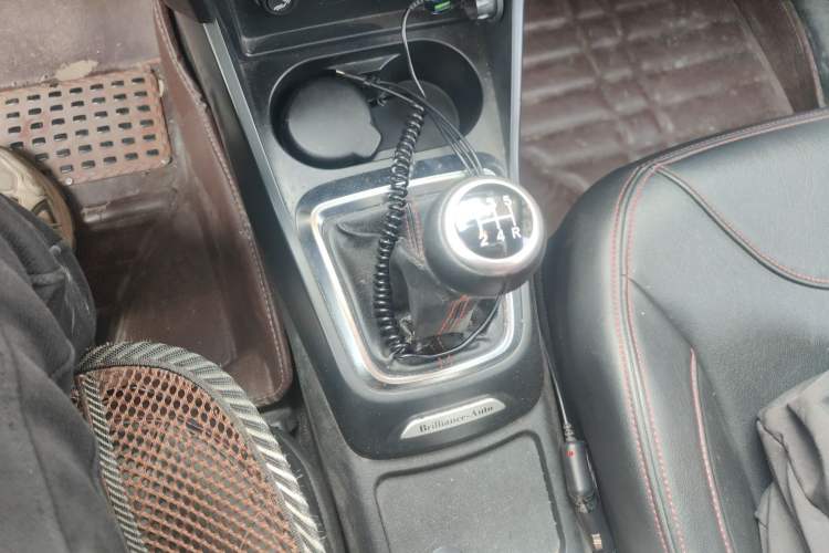 Used Brilliance V3 2016 1.5L Manual Comfort Model Gear Lever