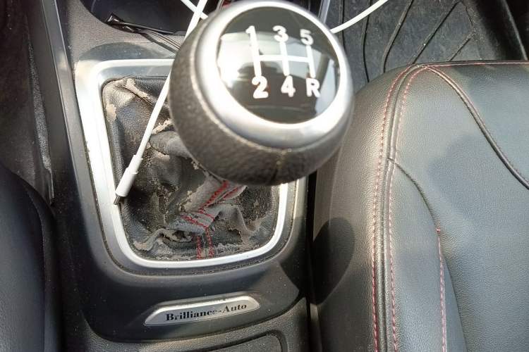 Used Brilliance V3 2016 1.5L Manual Comfort Model Gear Lever