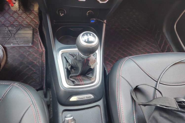 Used Brilliance V3 2016 1.5L Manual Comfort Model Gear Lever