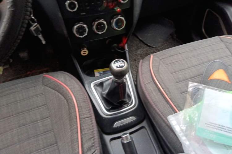 Used Brilliance V3 2016 1.5L Manual Comfort Model Gear Lever