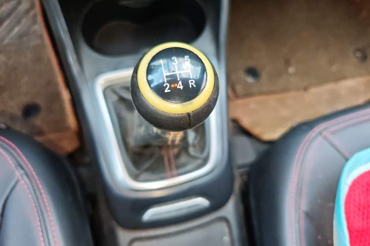 Used Brilliance V3 2016 1.5L Manual Comfort Model Gear Lever