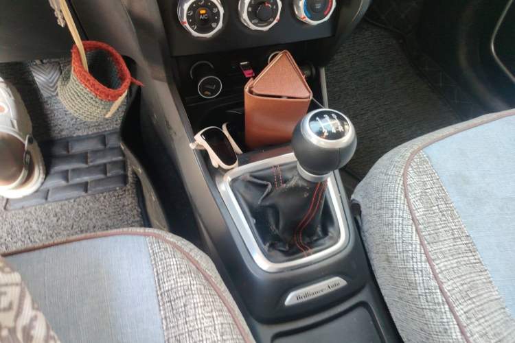 Used Brilliance V3 2016 1.5L Manual Comfort Model Gear Lever