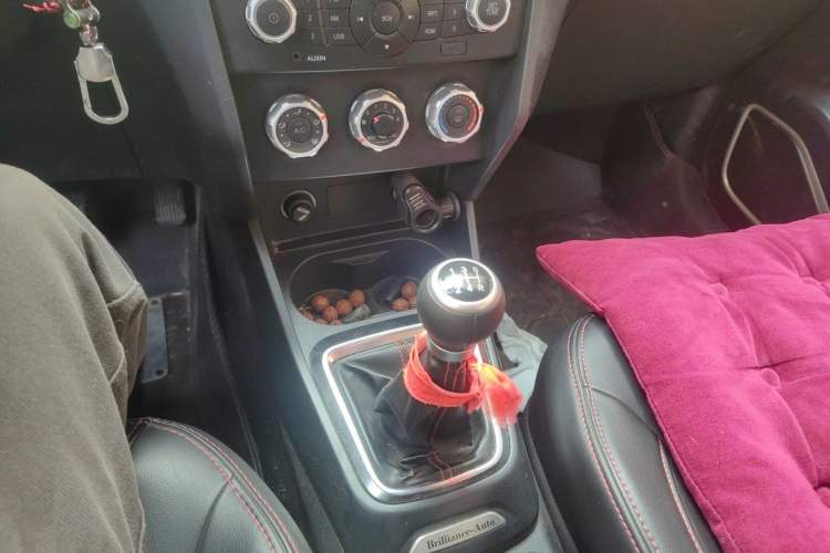 Used Brilliance V3 2016 1.5L Manual Comfort Model Gear Lever