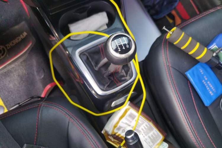 Used Brilliance V3 2016 1.5L Manual Elite Version Gear Lever