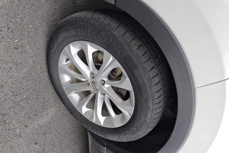 Used Brilliance V3 2016 1.5L Manual Smart Version Left Front Wheel Hub