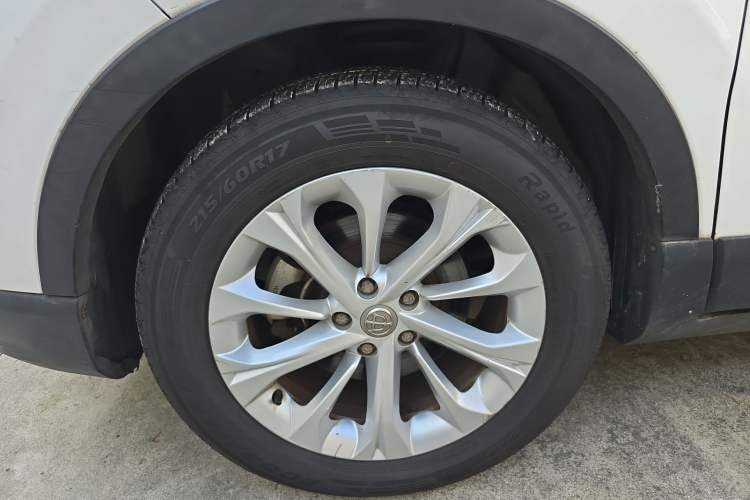 Used Brilliance V3 2016 1.5T Automatic Flagship Model Left Front Wheel Hub