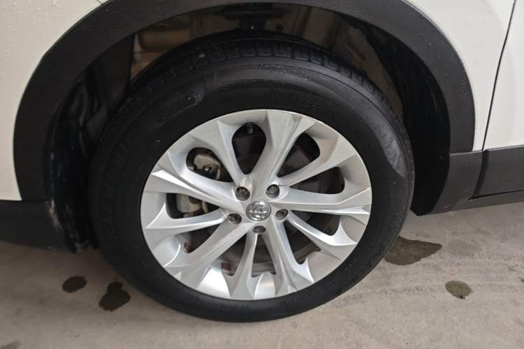 Used Brilliance V3 2016 1.5L Manual Smart Version Left Front Wheel Hub