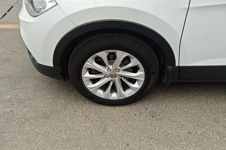 Used Brilliance V3 2016 1.5L Manual Smart Version Left Front Wheel Hub
