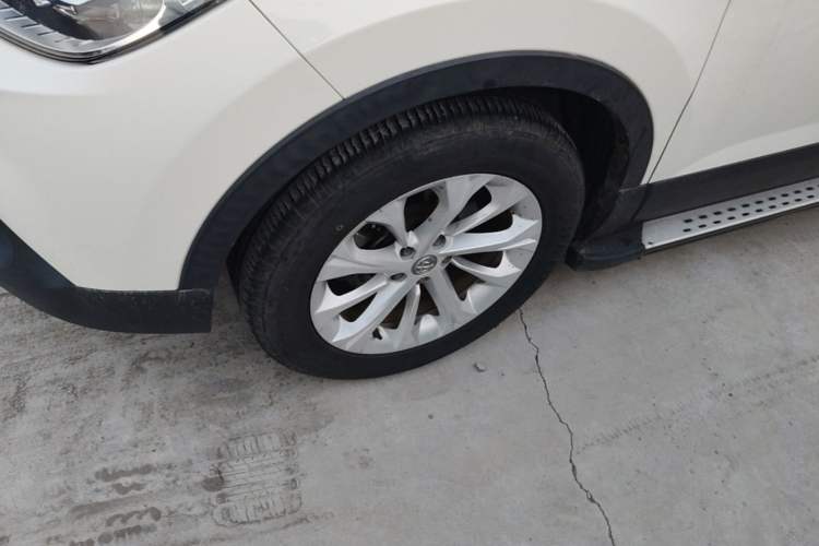 Used Brilliance V3 2016 1.5L Manual Smart Version Left Front Wheel Hub