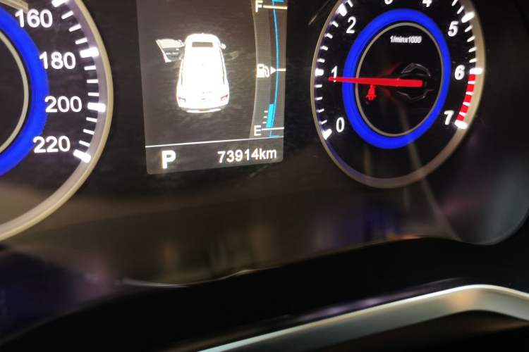 Used Brilliance V3 2016 1.5T Automatic Flagship Model Odometer Close Up