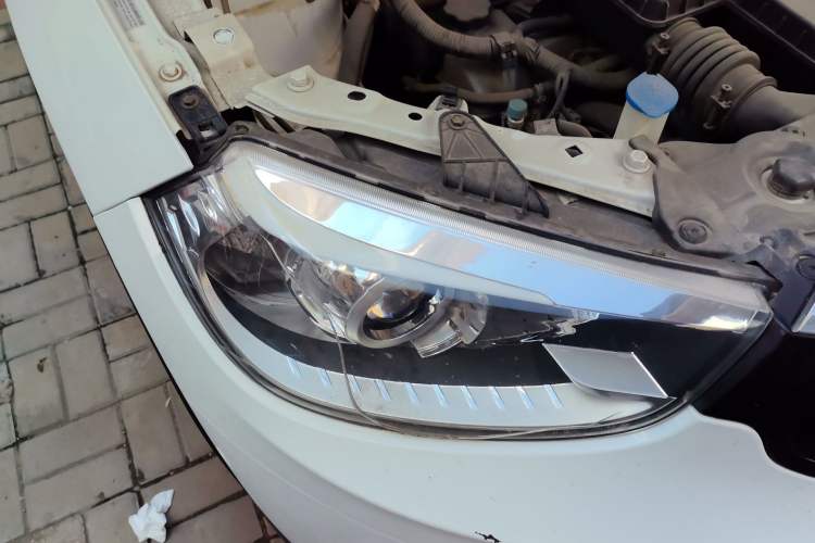 Used Brilliance V3 2016 1.5L Manual Smart Version Right Front Headlight