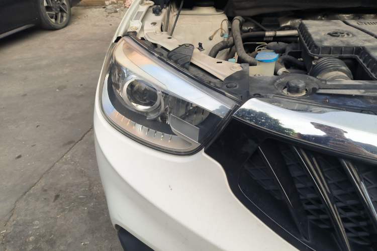 Used Brilliance V3 2016 1.5L Automatic Elite Model Right Front Headlight