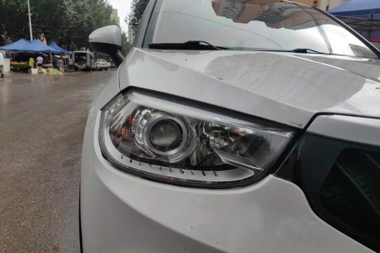 Used Brilliance V3 2016 1.5L Automatic Comfort Model Right Front Headlight