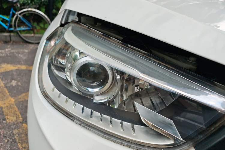 Used Brilliance V3 2016 1.5L Manual Comfort Model Right Front Headlight