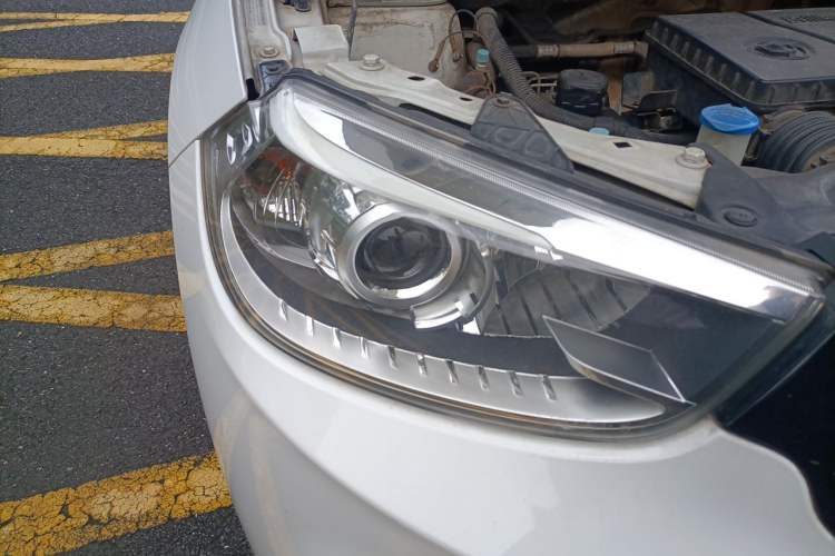 Used Brilliance V3 2016 1.5L Manual Comfort Model Right Front Headlight