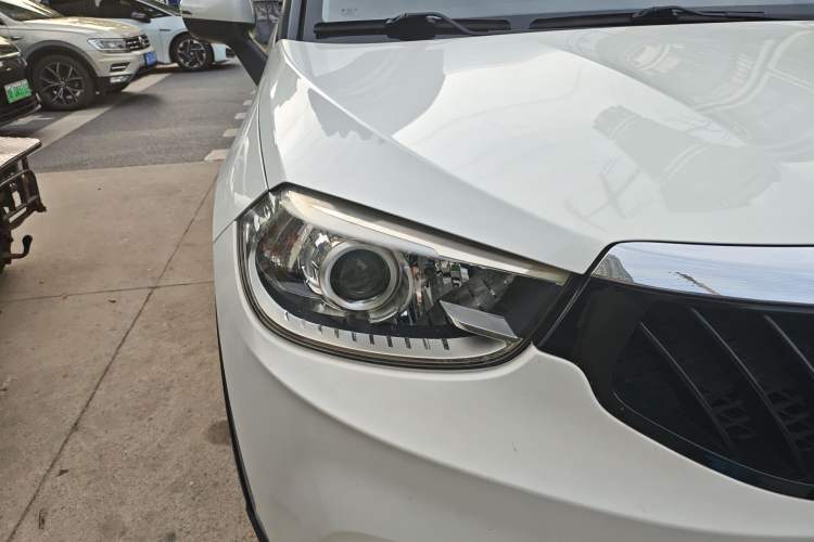 Used Brilliance V3 2016 1.5T Automatic Flagship Model Right Front Headlight
