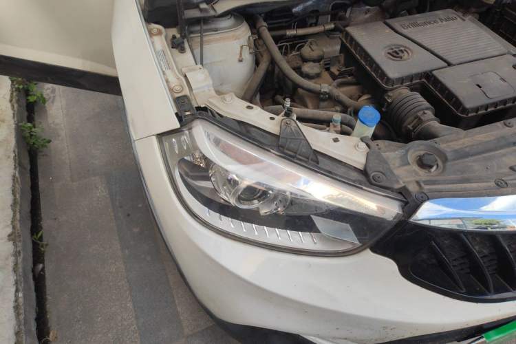 Used Brilliance V3 2016 1.5L Manual Smart Version Right Front Headlight