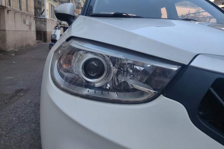 Used Brilliance V3 2016 1.5L Manual Comfort Model Right Front Headlight