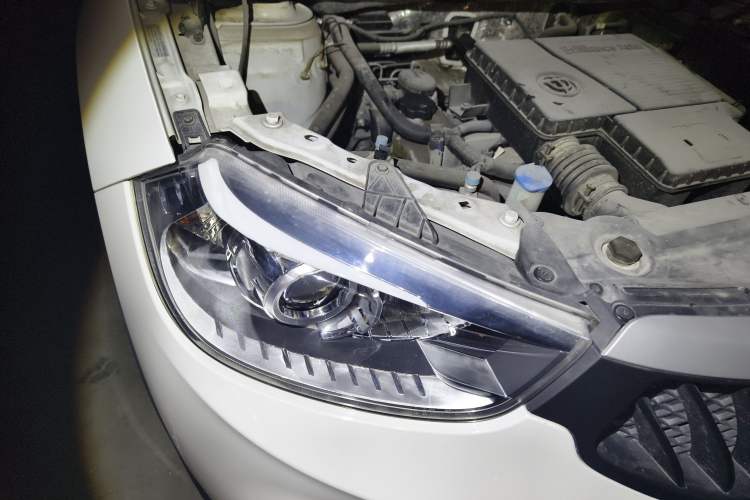 Used Brilliance V3 2016 1.5L Manual Comfort Model Right Front Headlight