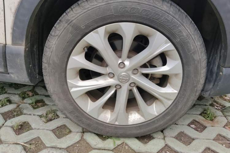 Used Brilliance V3 2016 1.5L Manual Smart Version Right Front Wheel Hub