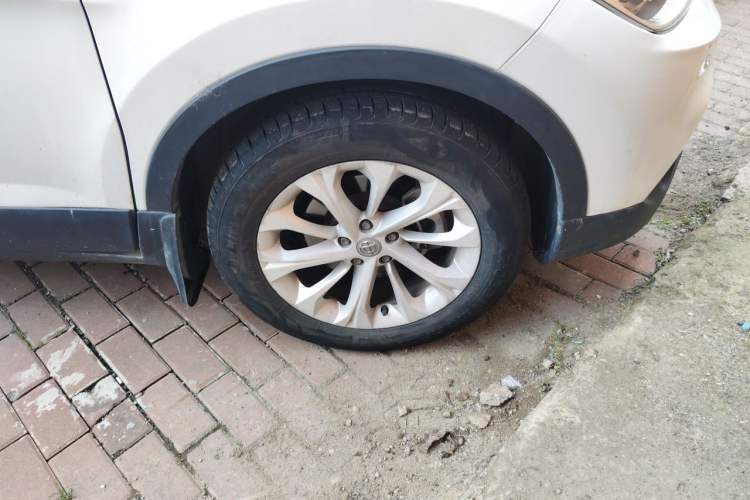Used Brilliance V3 2016 1.5L Automatic Smart Version Right Front Wheel Hub