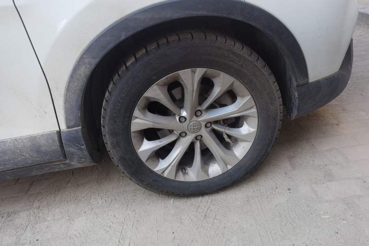 Used Brilliance V3 2016 1.5L Manual Smart Version Right Front Wheel Hub