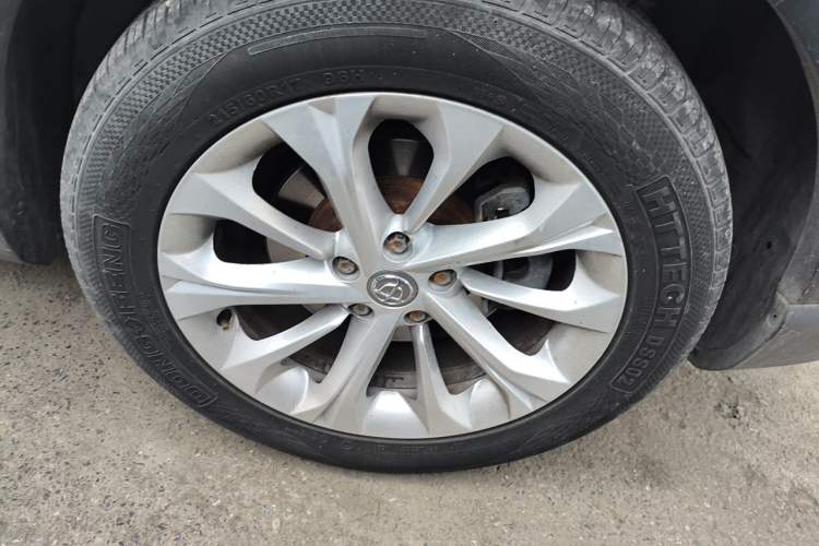 Used Brilliance V3 2016 1.5L Manual Smart Version Right Front Wheel Hub