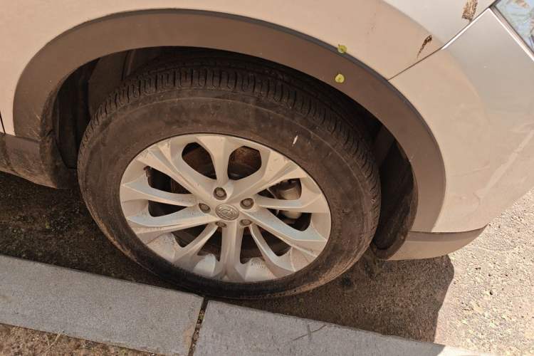 Used Brilliance V3 2016 1.5L Automatic Smart Version Right Front Wheel Hub