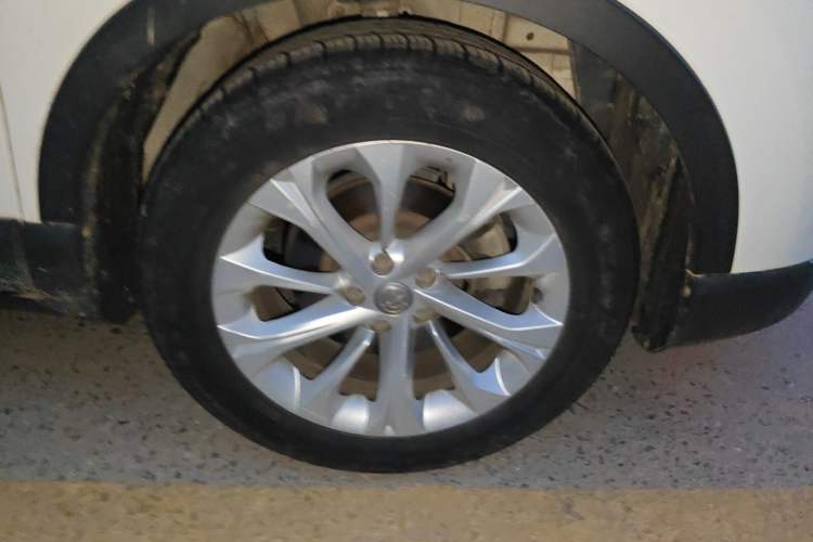 Used Brilliance V3 2016 1.5L Manual Smart Version Right Front Wheel Hub