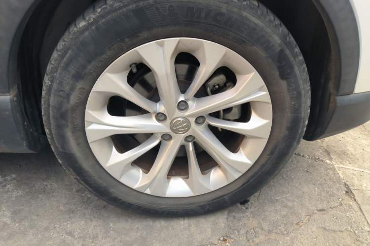 Used Brilliance V3 2016 1.5L Automatic Elite Model Right Front Wheel Hub