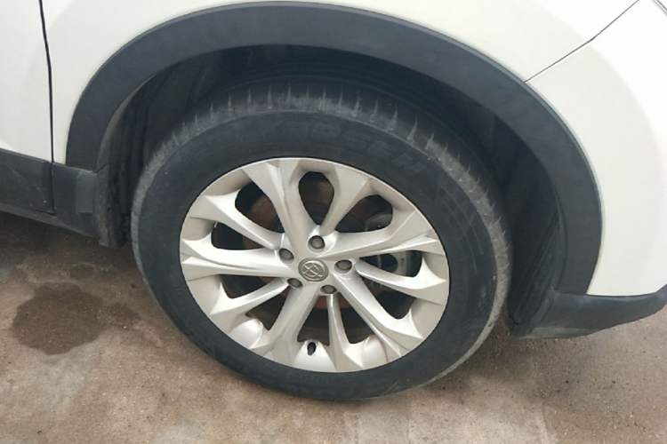 Used Brilliance V3 2016 1.5L Manual Smart Version Right Front Wheel Hub