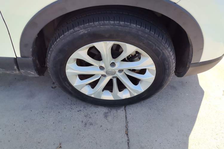Used Brilliance V3 2016 1.5L Manual Smart Version Right Front Wheel Hub