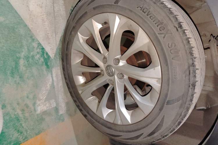 Used Brilliance V3 2016 1.5L Manual Smart Version Right Front Wheel Hub