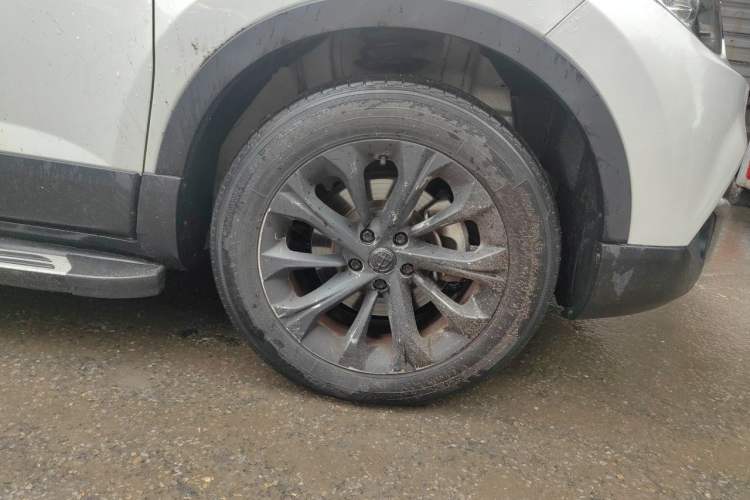 Used Brilliance V3 2016 1.5L Automatic Comfort Model Right Front Wheel Hub