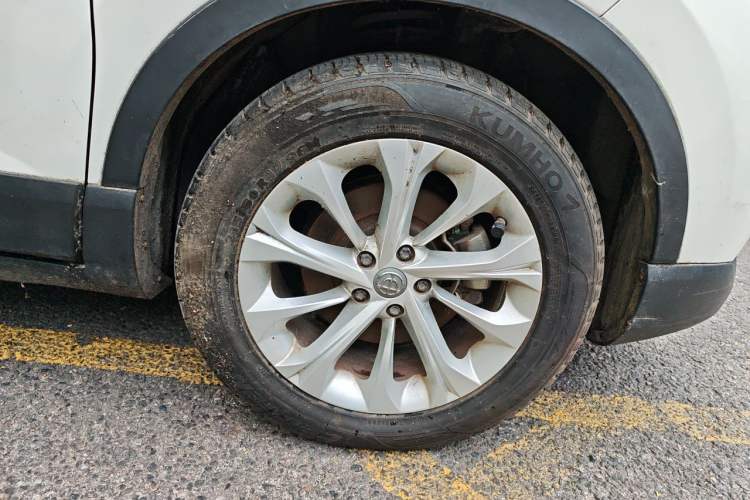 Used Brilliance V3 2016 1.5L Manual Comfort Model Right Front Wheel Hub