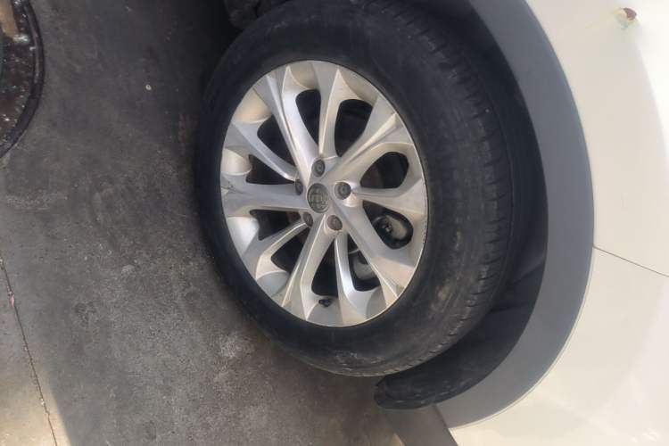 Used Brilliance V3 2016 1.5L Automatic Smart Version Right Front Wheel Hub
