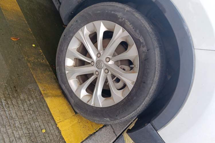 Used Brilliance V3 2016 1.5L Manual Smart Version Right Front Wheel Hub