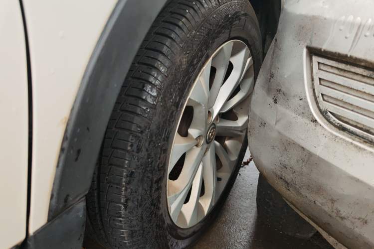 Used Brilliance V3 2016 1.5L Automatic Comfort Model Right Front Wheel Hub