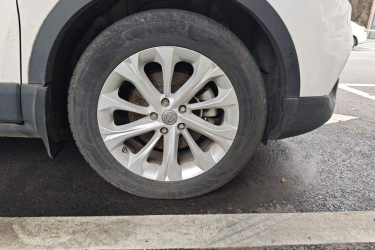 Used Brilliance V3 2016 1.5L Manual Smart Version Right Front Wheel Hub