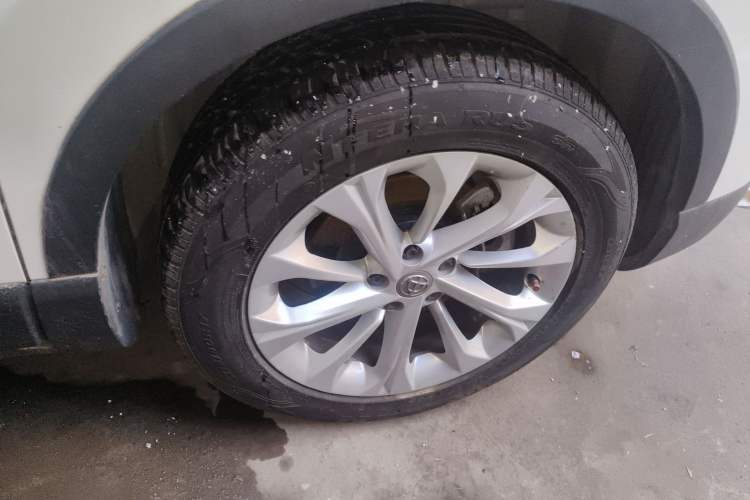 Used Brilliance V3 2016 1.5L Manual Elite Version Right Front Wheel Hub