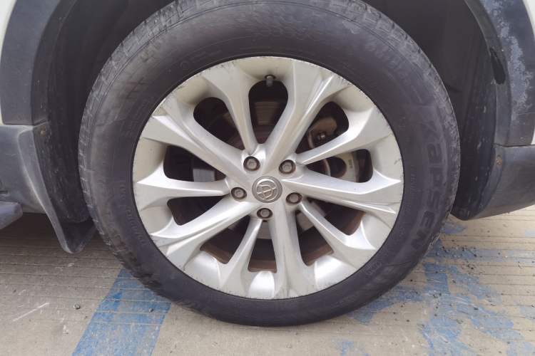 Used Brilliance V3 2016 1.5L Manual Elite Version Right Front Wheel Hub