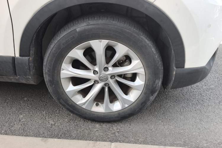Used Brilliance V3 2016 1.5L Manual Comfort Model Right Front Wheel Hub